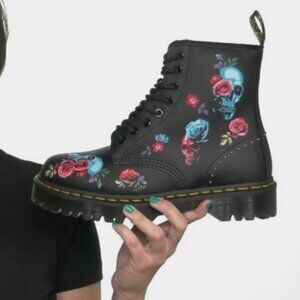 LIKE NEW! Dr. Martens*BEX ROSE Fantasy RARE Combat*studs*Skulls*7